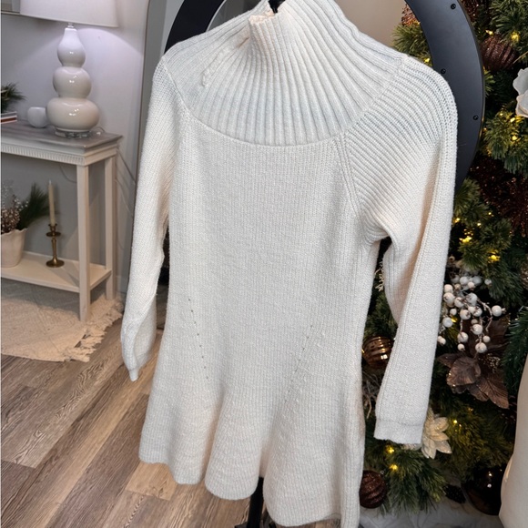 Elegant White Mini dress with long sleeves made of thick knit fabric. - Picture 2 of 8